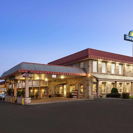 Days Inn By Wyndham Montrose Bagian luar foto