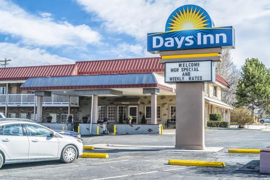 Days Inn By Wyndham Montrose Bagian luar foto