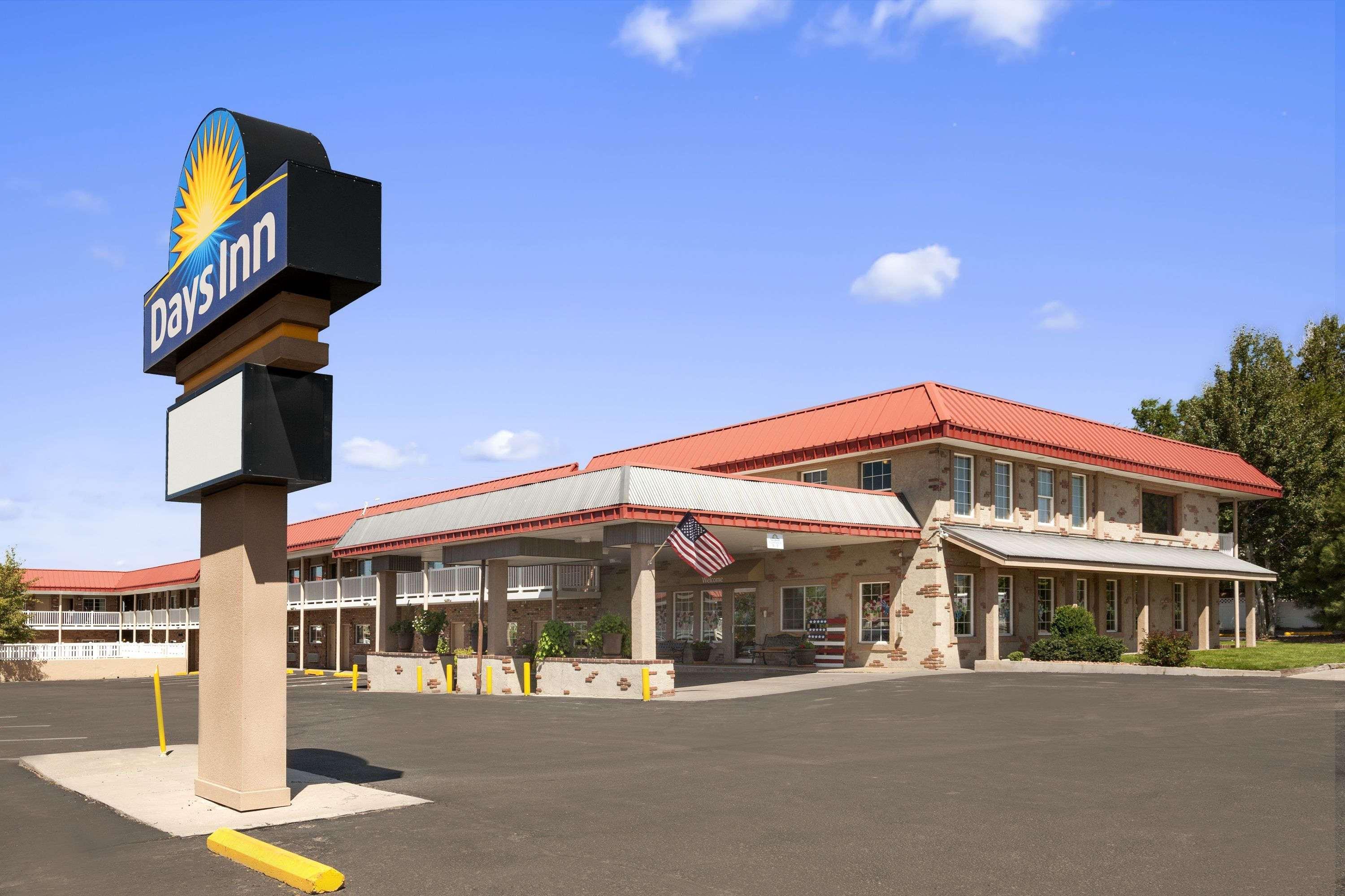 Days Inn By Wyndham Montrose Bagian luar foto